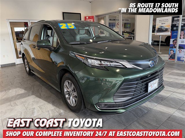 2025 Toyota Sienna LE's photo