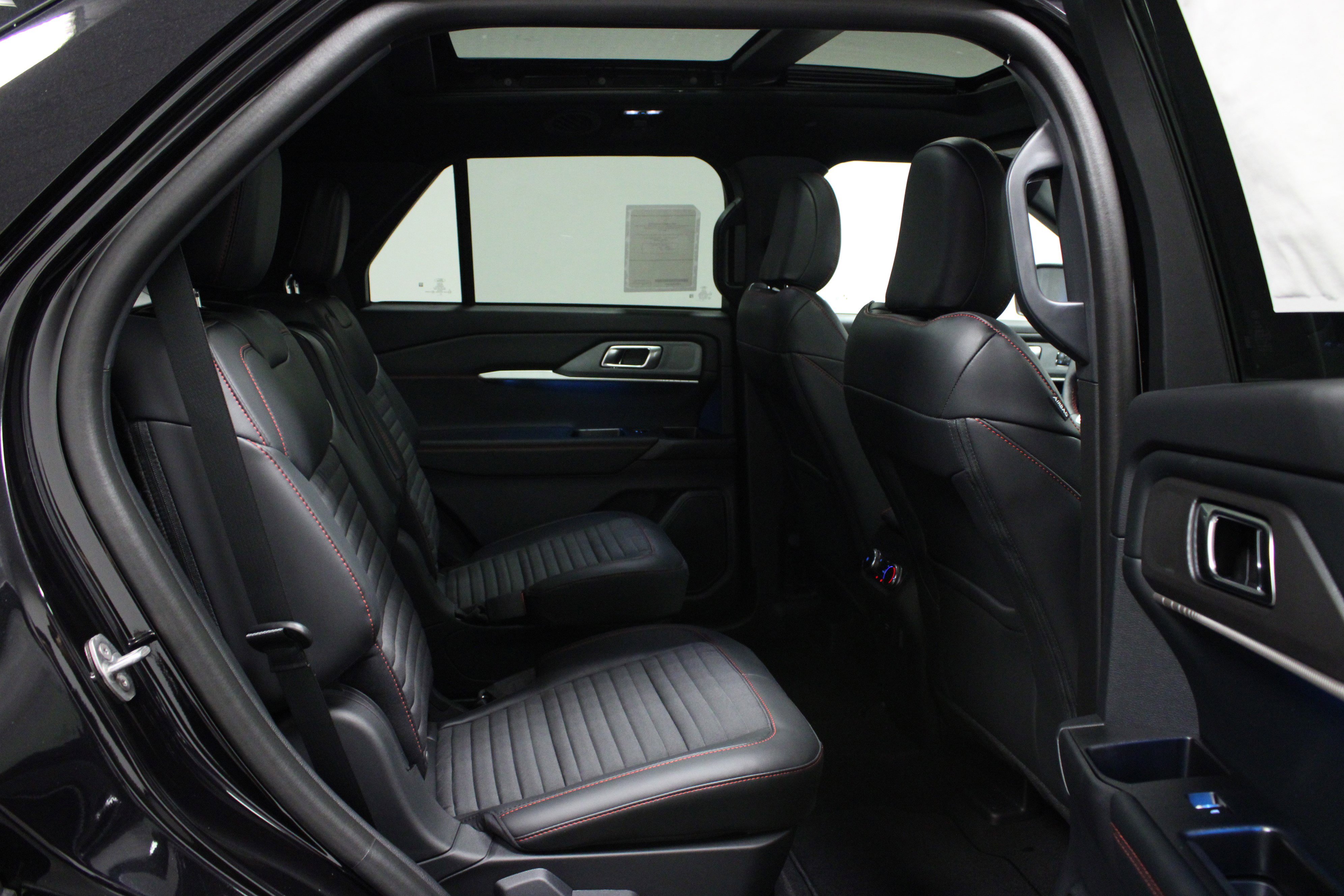 2025 Ford Explorer ST-Line photo 12