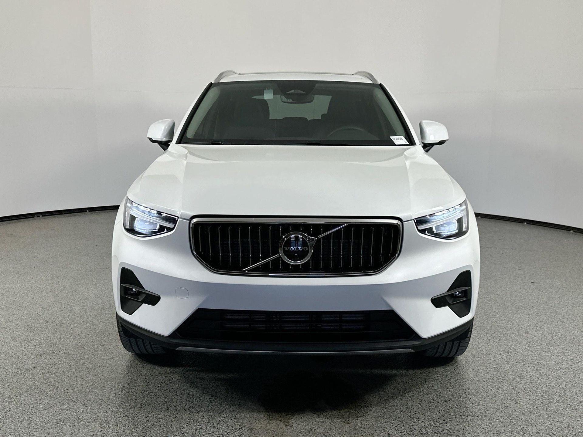 2025 Volvo XC40 AWD Plus photo 2