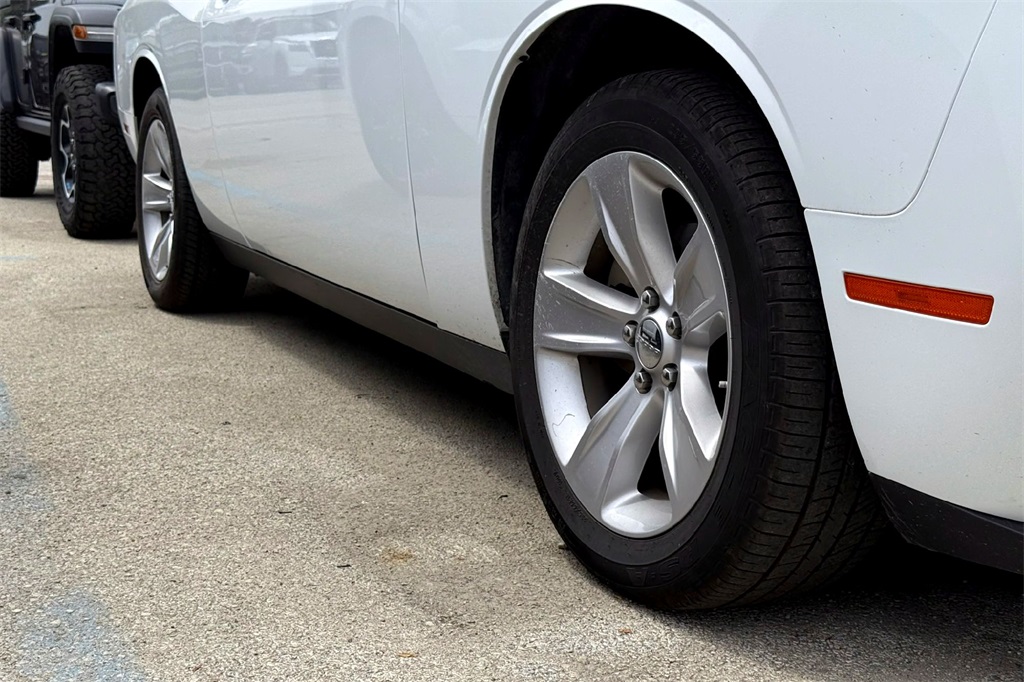 2023 Dodge Challenger SXT photo 3