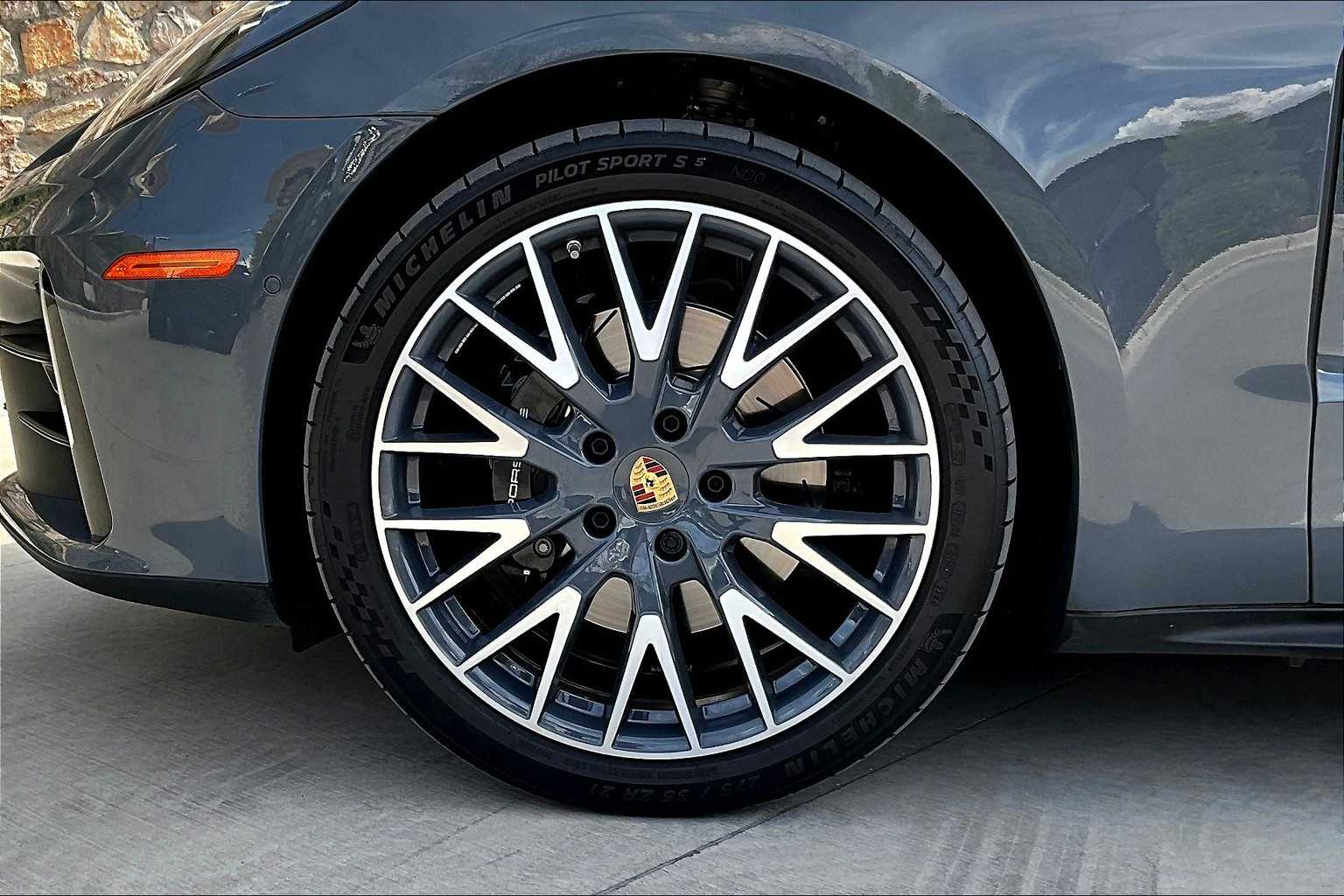 2025 Porsche Panamera 4 photo 11
