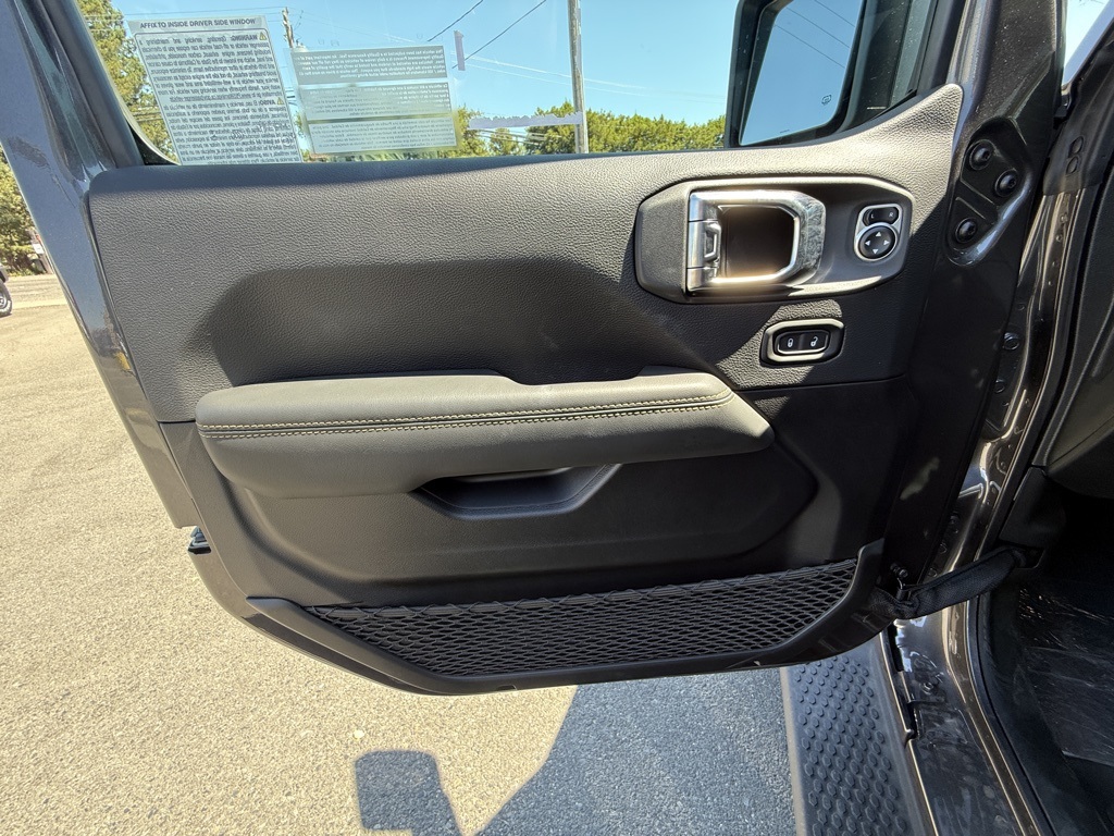 2025 Jeep Wrangler Sahara photo 10