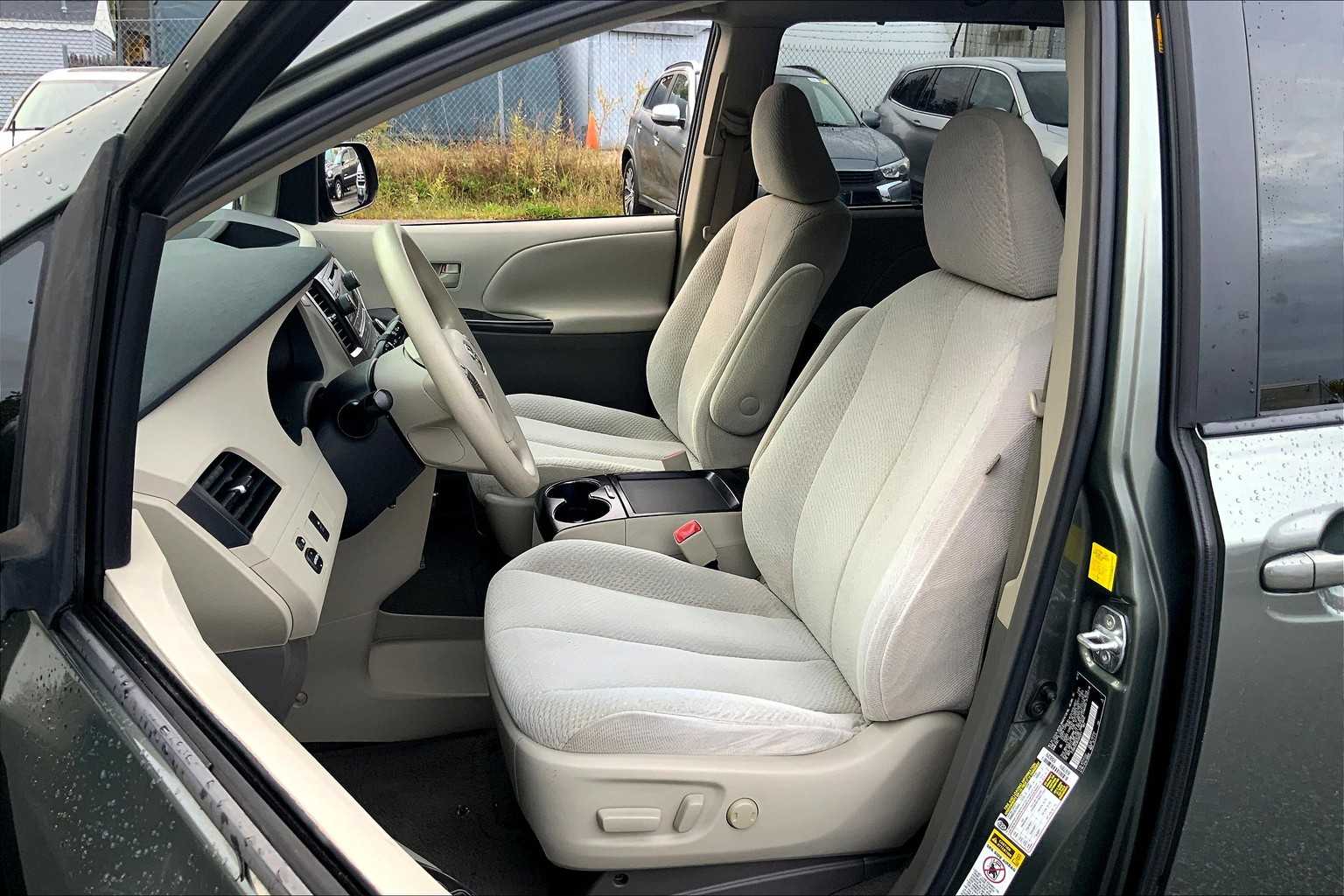 2011 Toyota Sienna LE photo 8