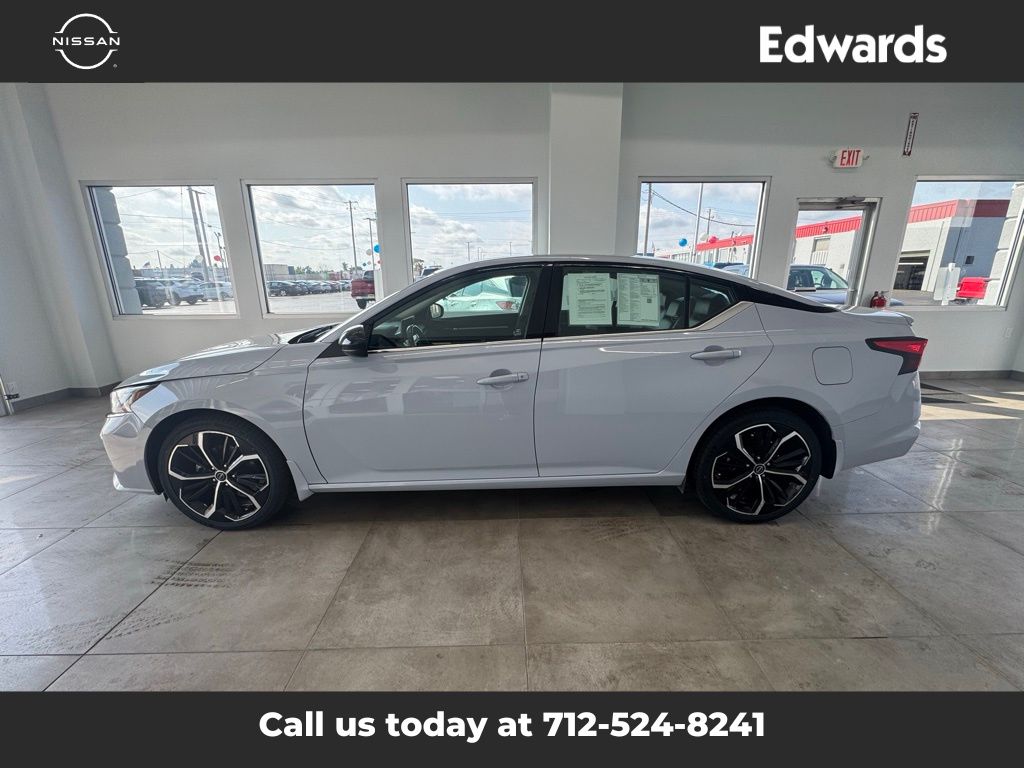 2023 Nissan Altima 2.5 SR photo 5