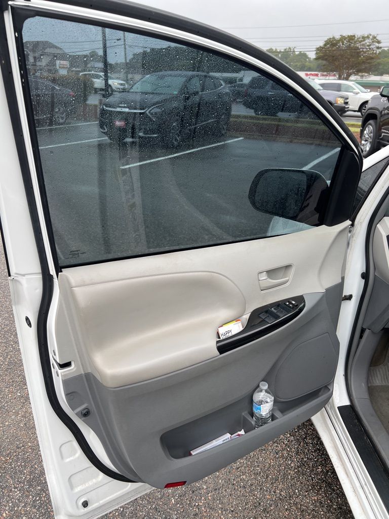 2014 Toyota Sienna LE photo 8