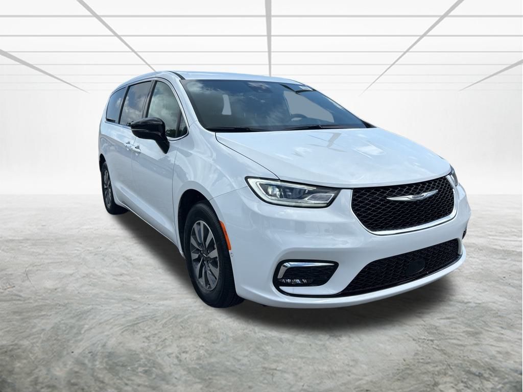 2025 Chrysler Pacifica Hybrid photo 2