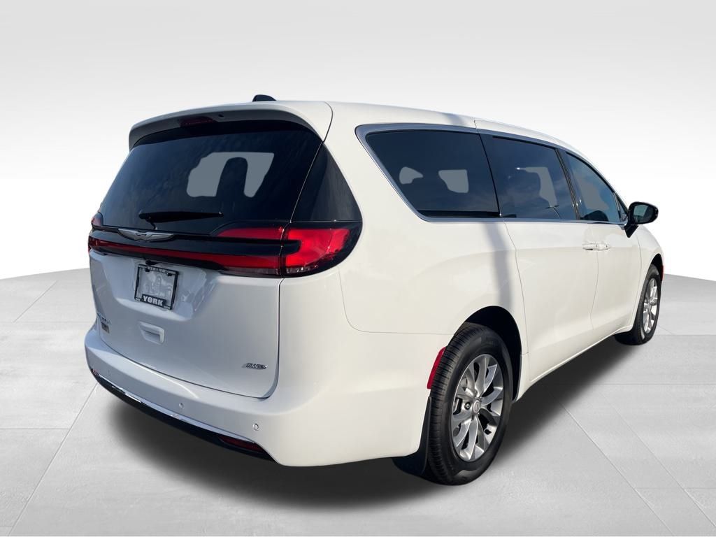 2026 Chrysler Pacifica photo 3