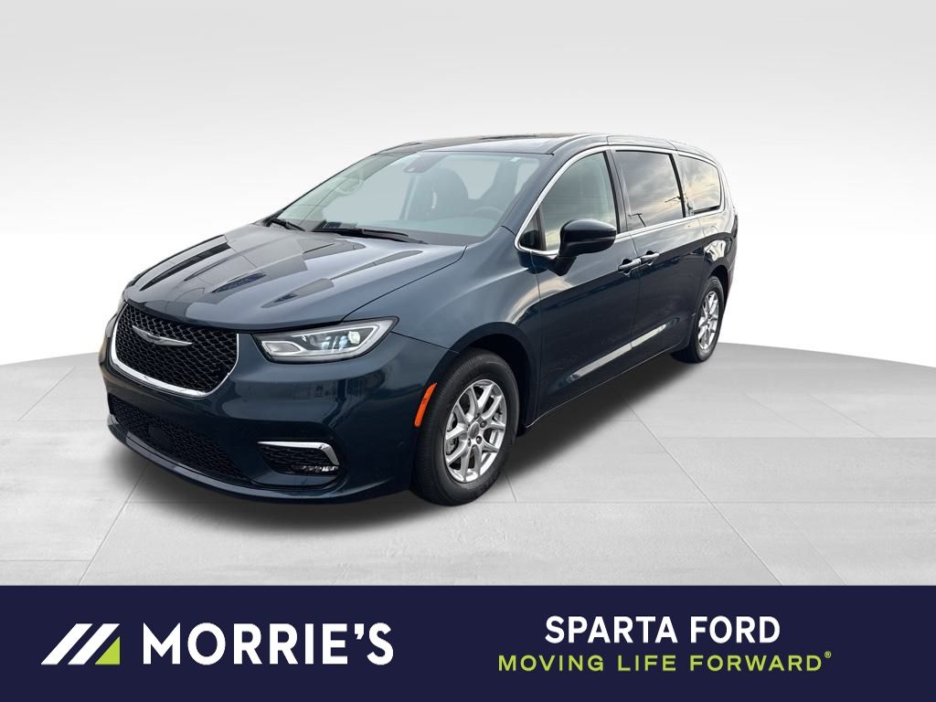 2023 Chrysler Pacifica Touring L's photo