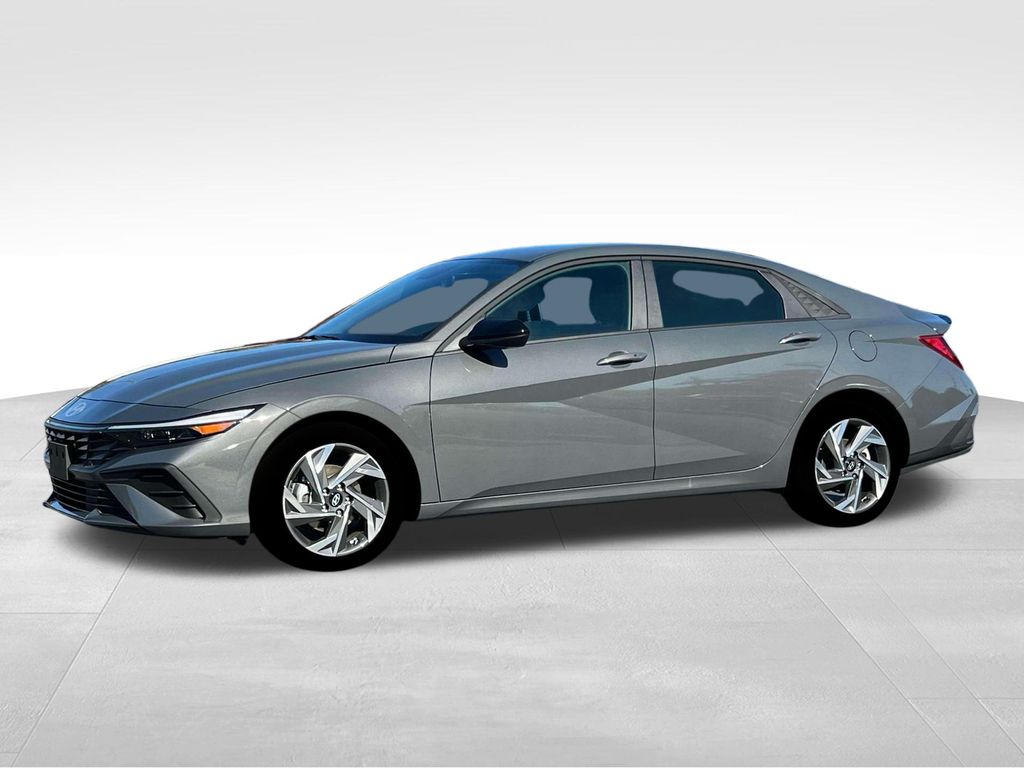 2025 Hyundai Elantra SEL Sport photo 2