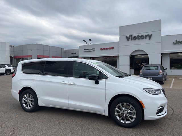 2026 Chrysler Pacifica Select's photo