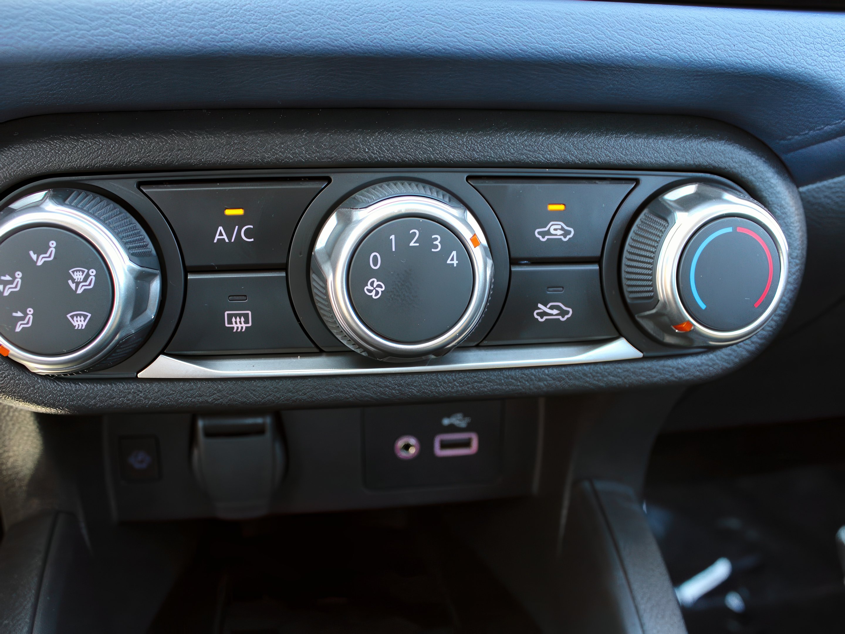 2025 Nissan Versa SV photo 18