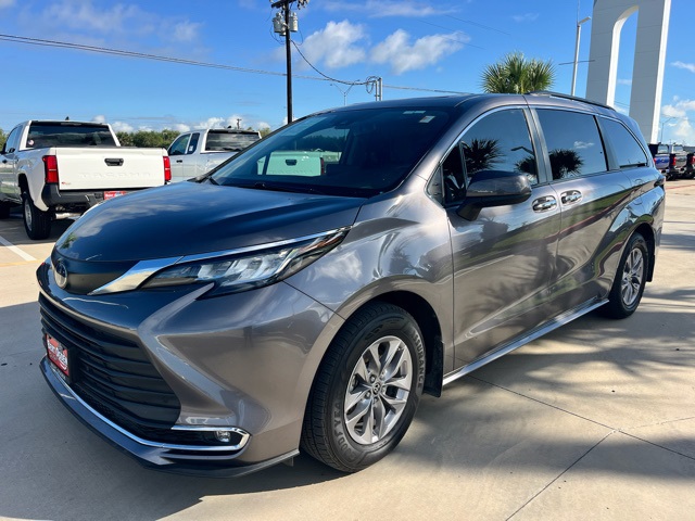 2022 Toyota Sienna XLE photo 3