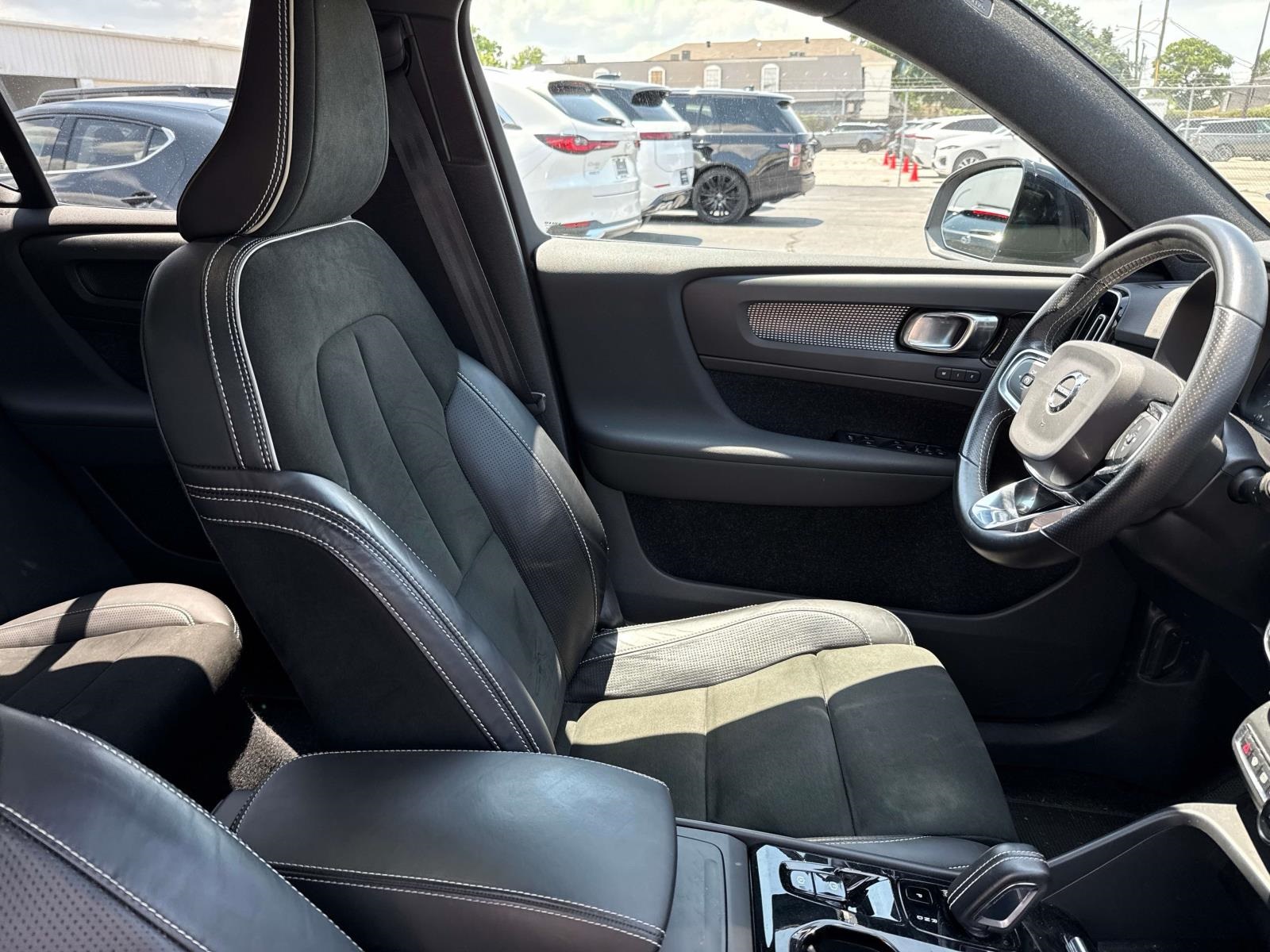 2021 Volvo XC40 R-Design photo 9