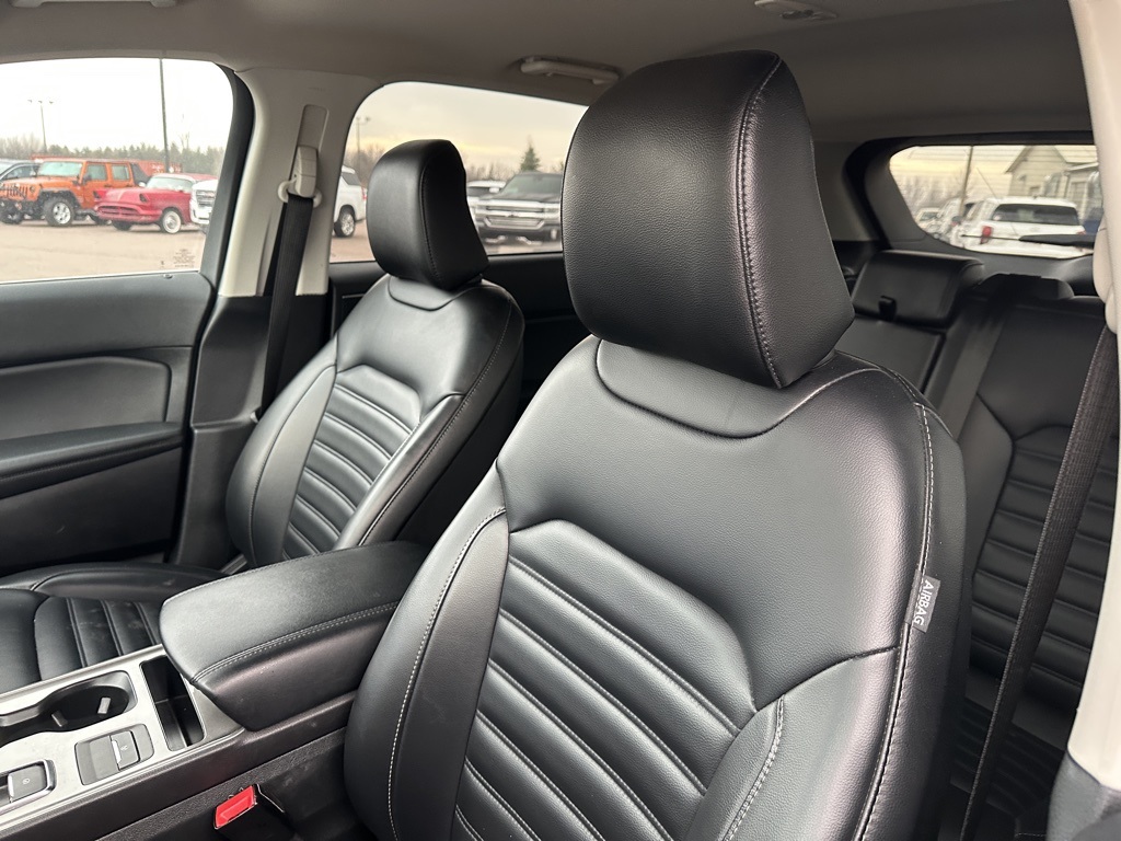 2024 Ford Edge SEL photo 3