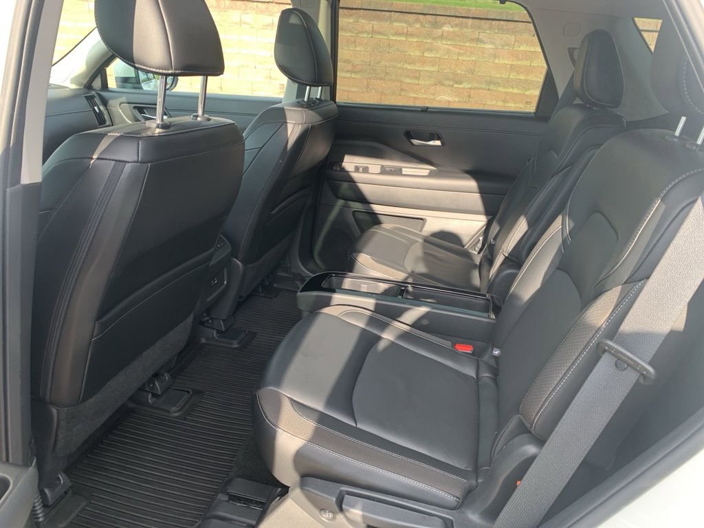 2023 Nissan Pathfinder SL photo 9