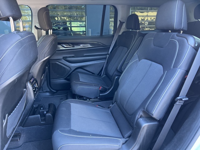 2023 Jeep Grand Cherokee Laredo photo 13