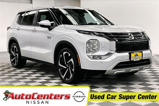 2024 Mitsubishi Outlander Plug-in Hybrid SE's photo