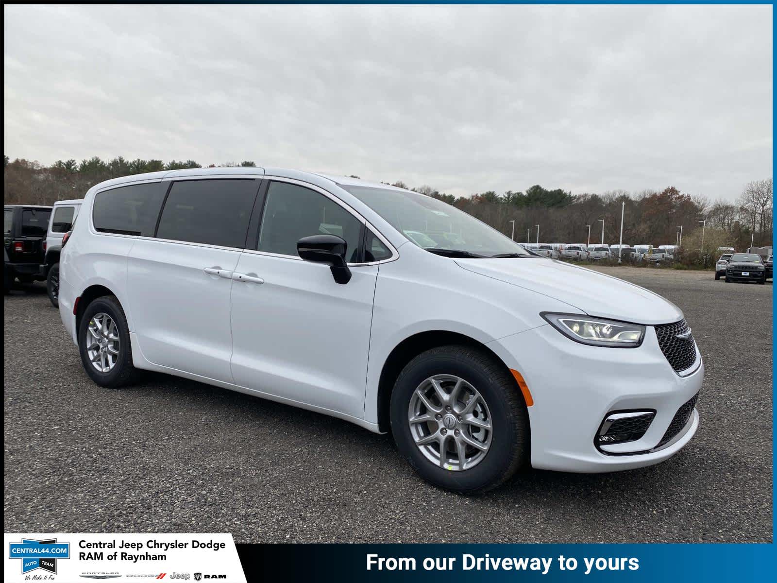 2026 Chrysler Pacifica Select's photo