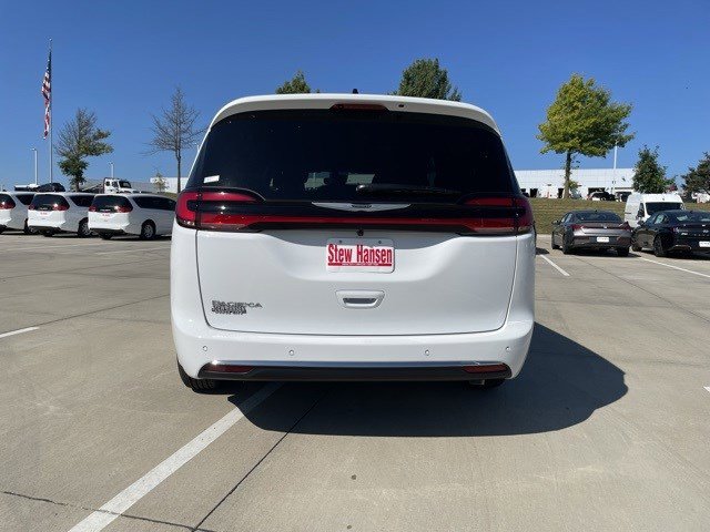 2026 Chrysler Pacifica photo 4