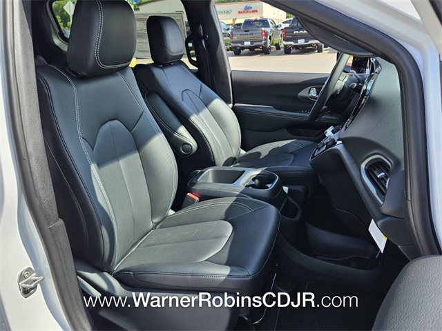 2025 Chrysler Voyager LX photo 17