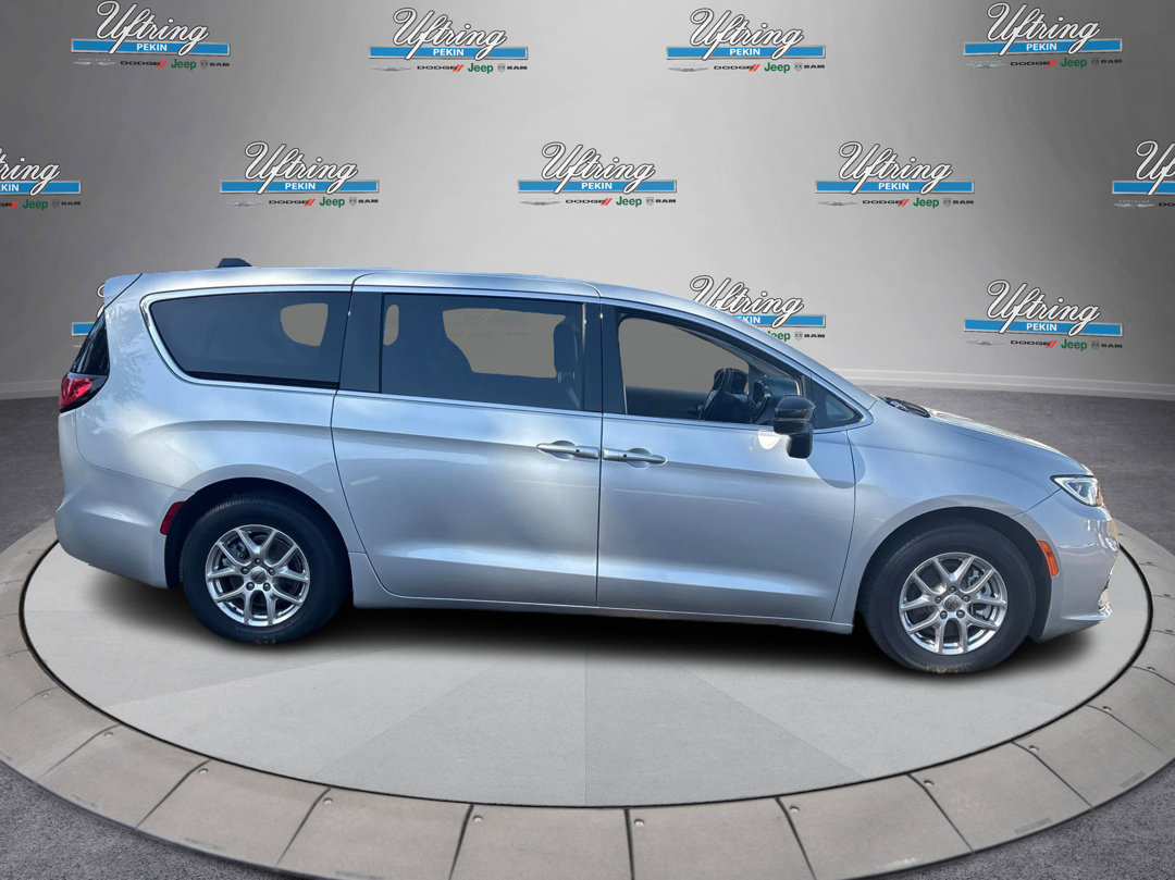 2024 Chrysler Pacifica Touring L photo 2