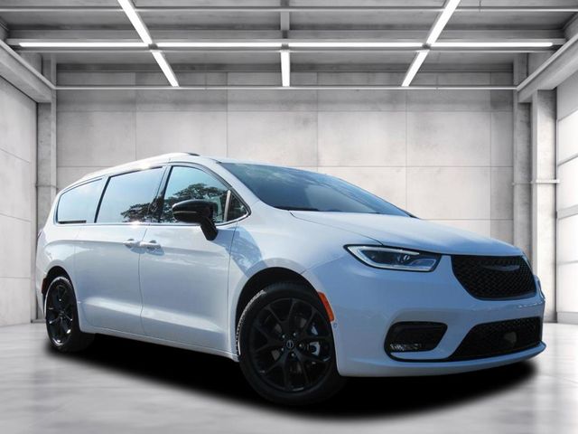 2026 Chrysler Pacifica Select's photo