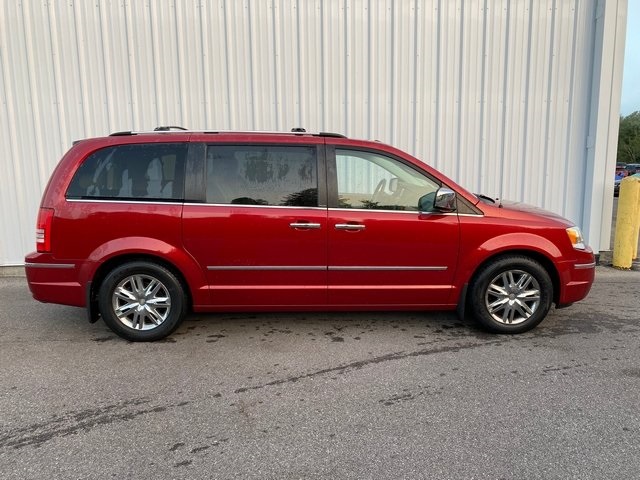 2010 Chrysler Town & Country Limited photo 3