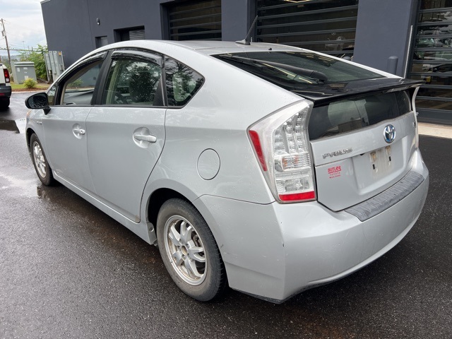 2011 Toyota Prius Three photo 2