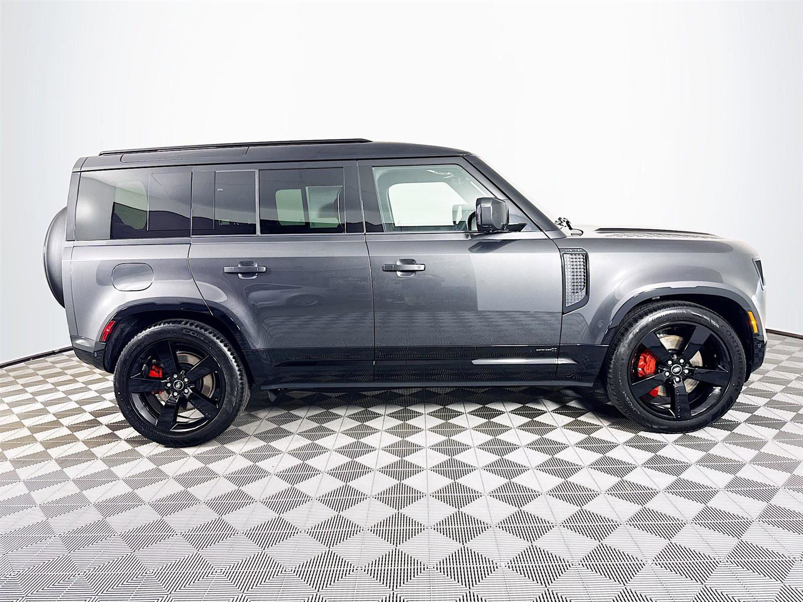 2025 Land Rover Defender 110 photo 4