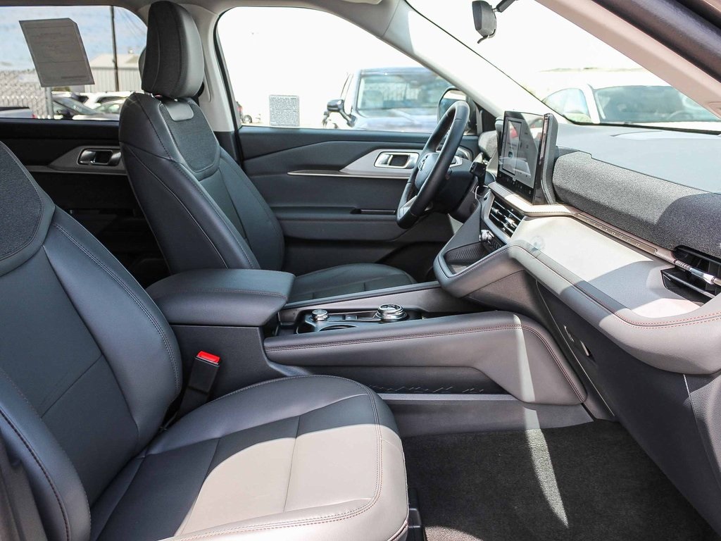 2025 Ford Explorer photo 16