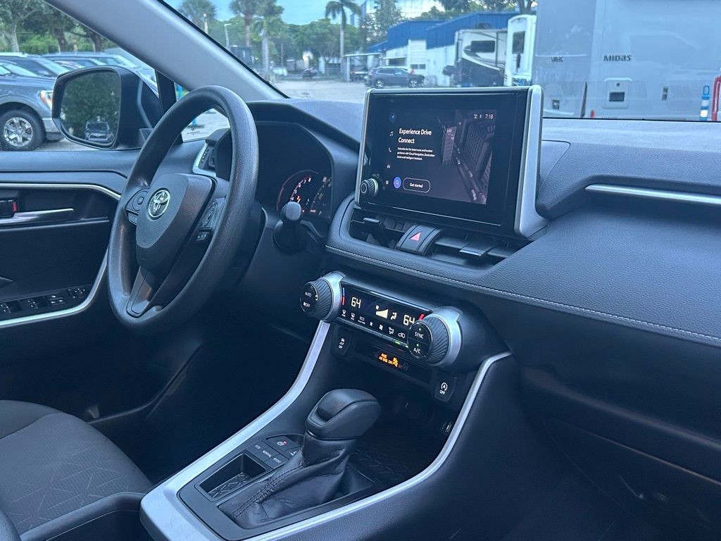 2024 Toyota RAV4 XLE photo 24