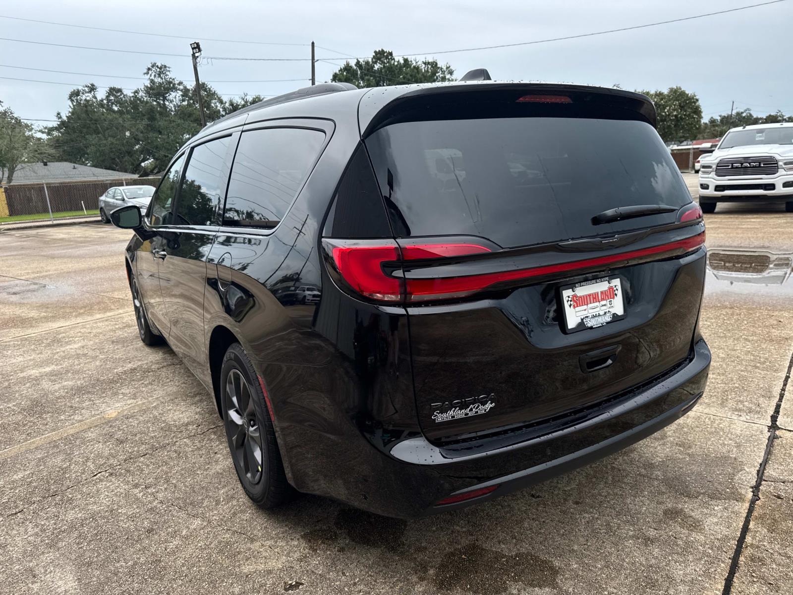 2025 Chrysler Pacifica photo 3