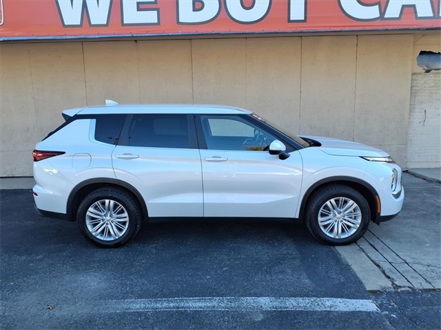 2023 Mitsubishi Outlander ES photo 2