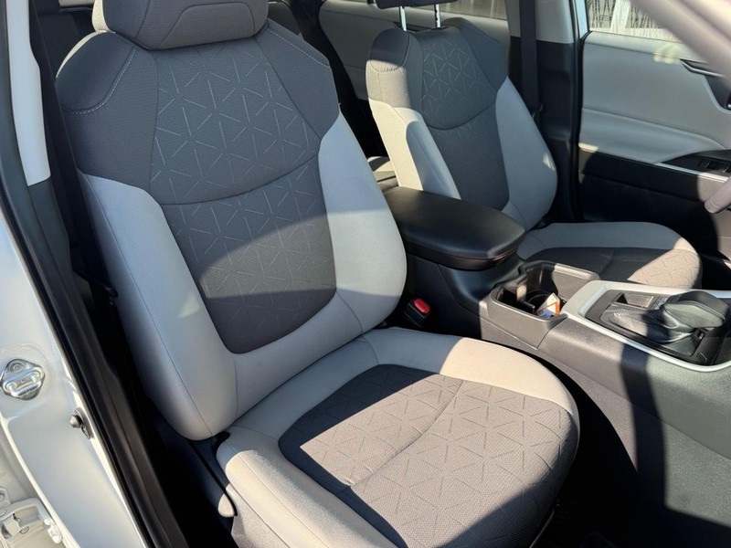 2022 Toyota RAV4 XLE photo 11