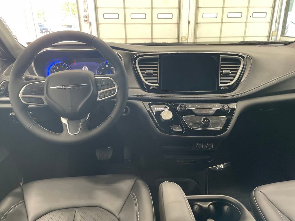 2025 Chrysler Pacifica photo 7