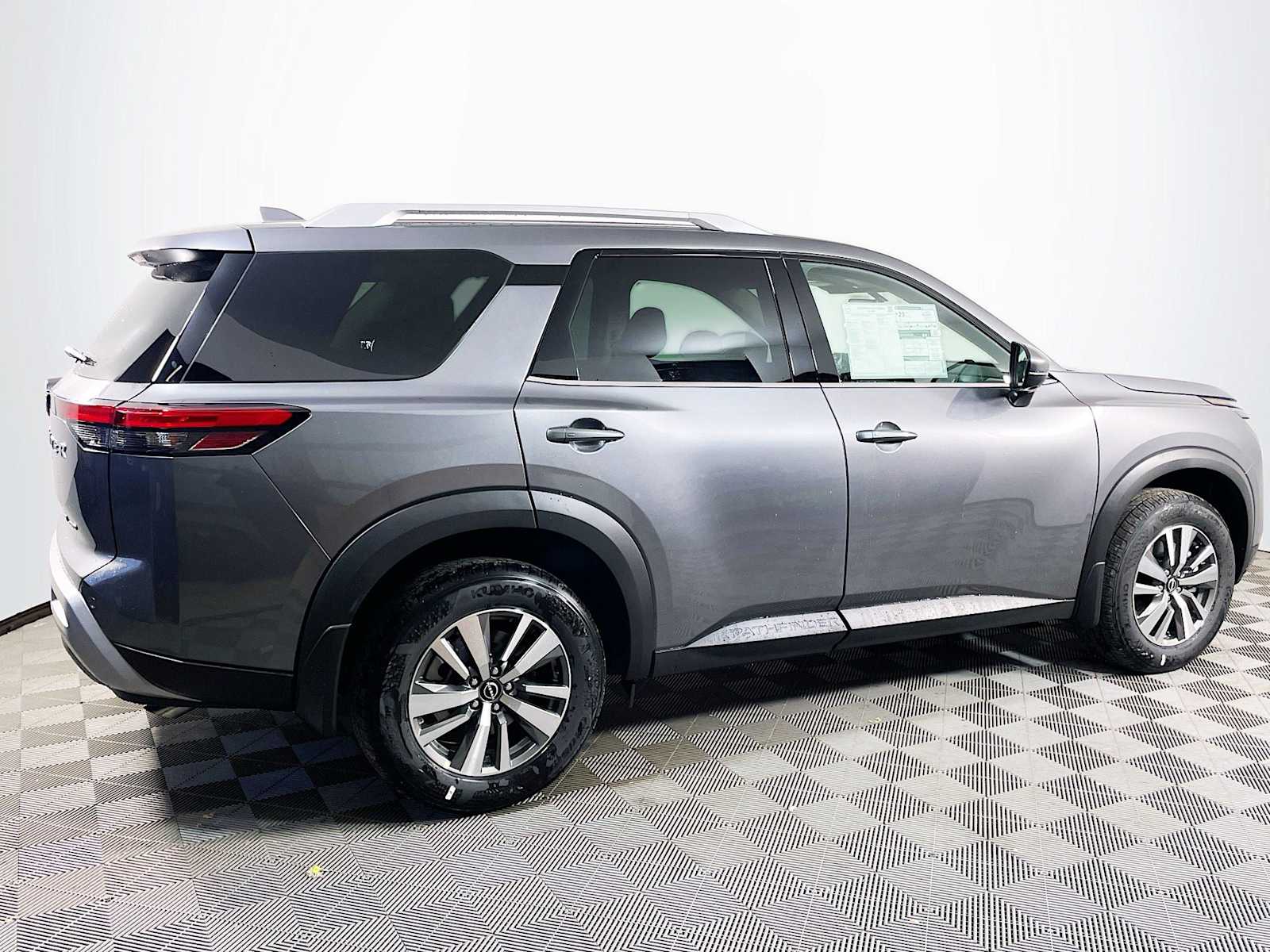 2025 Nissan Pathfinder SL photo 2