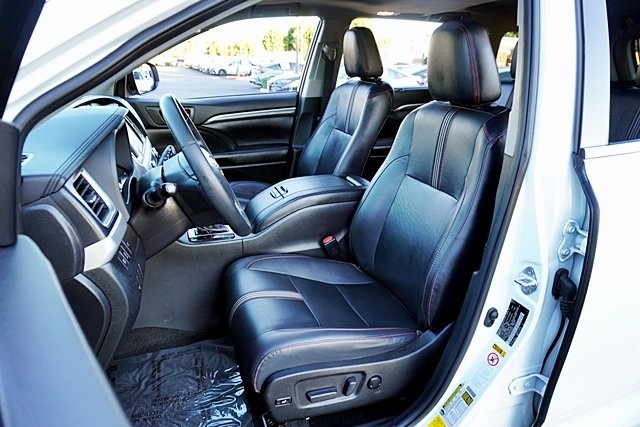 Used 2019  Toyota SE image 16