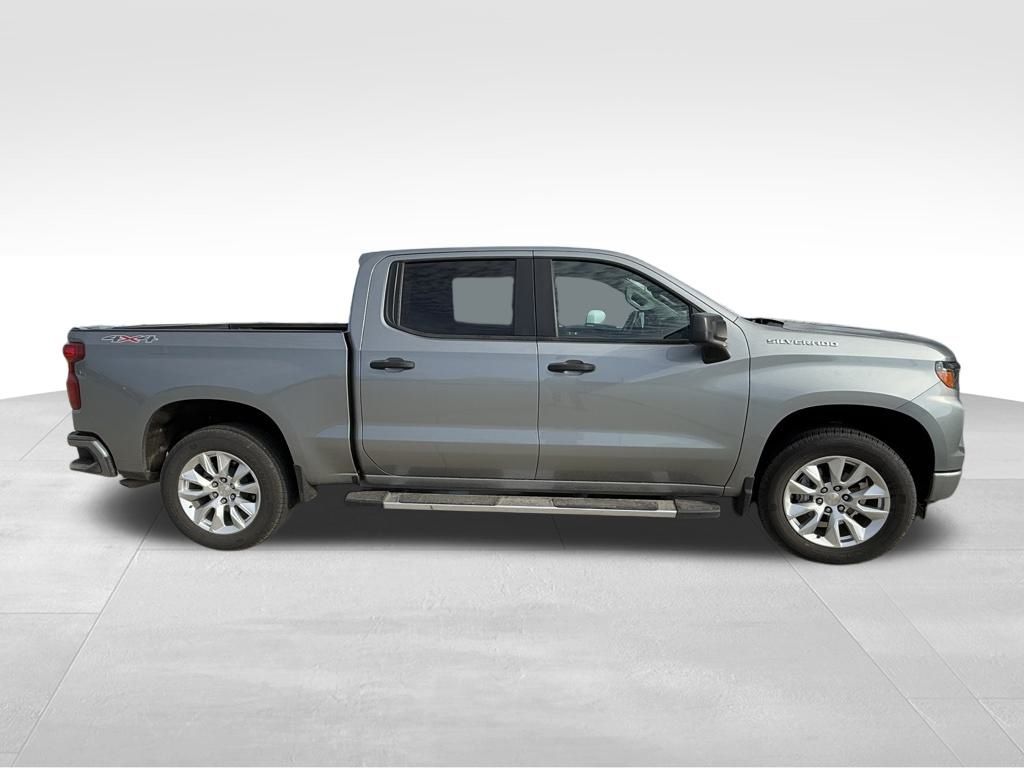 2023 Chevrolet Silverado 1500 Custom photo 2