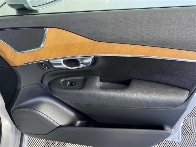 2022 Volvo XC90 T6 Momentum photo 23