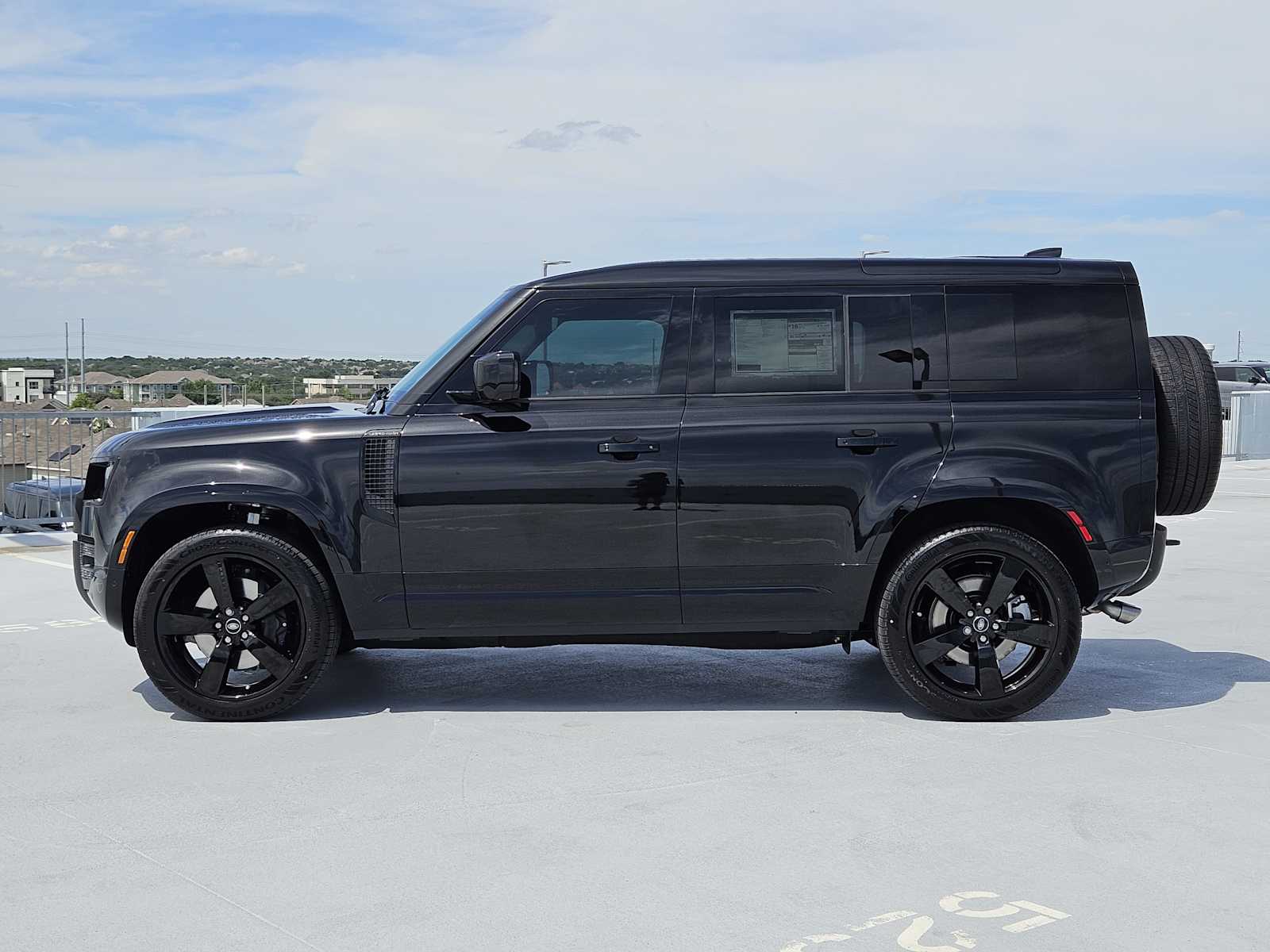 2025 Land Rover Defender 110 X-Dynamic SE photo 4