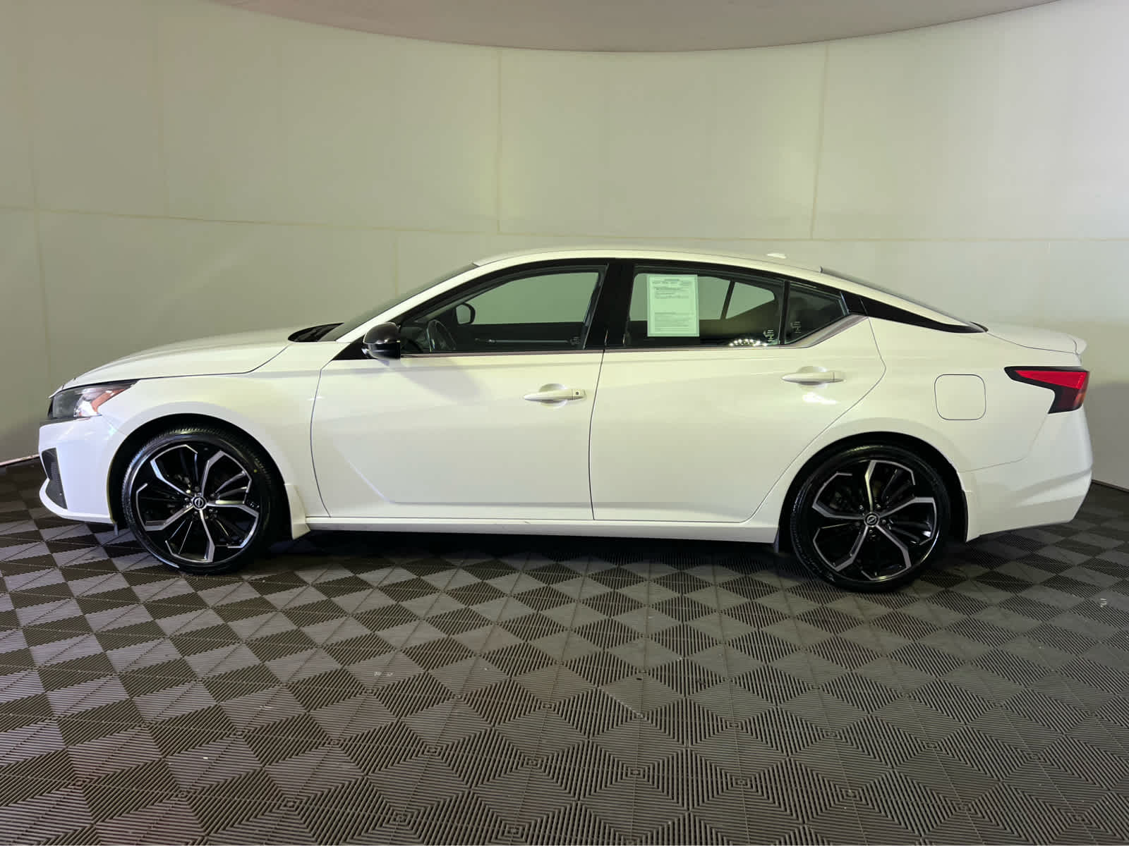 2023 Nissan Altima 2.5 SR photo 3