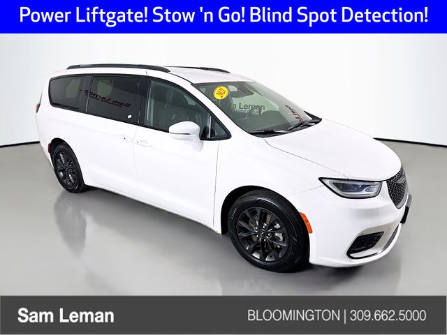 2021 Chrysler Pacifica Touring's photo