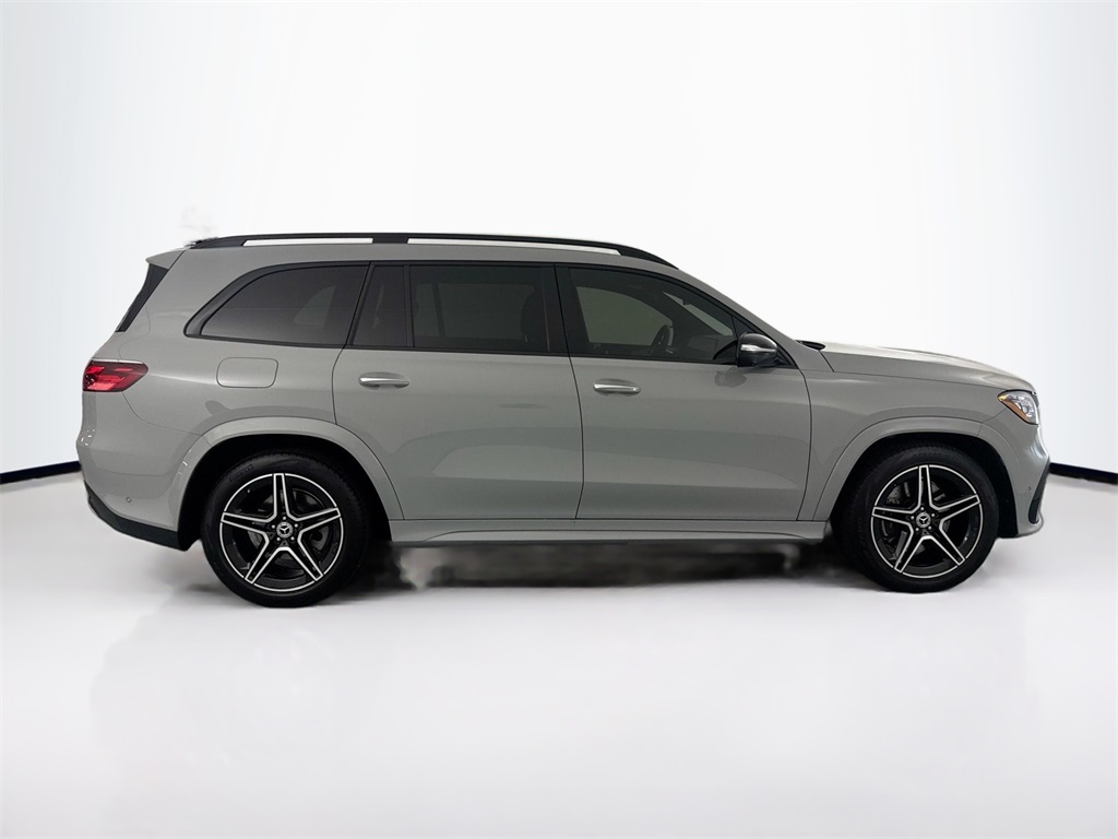 2025 Mercedes Benz GLS 450 4MATIC photo 3