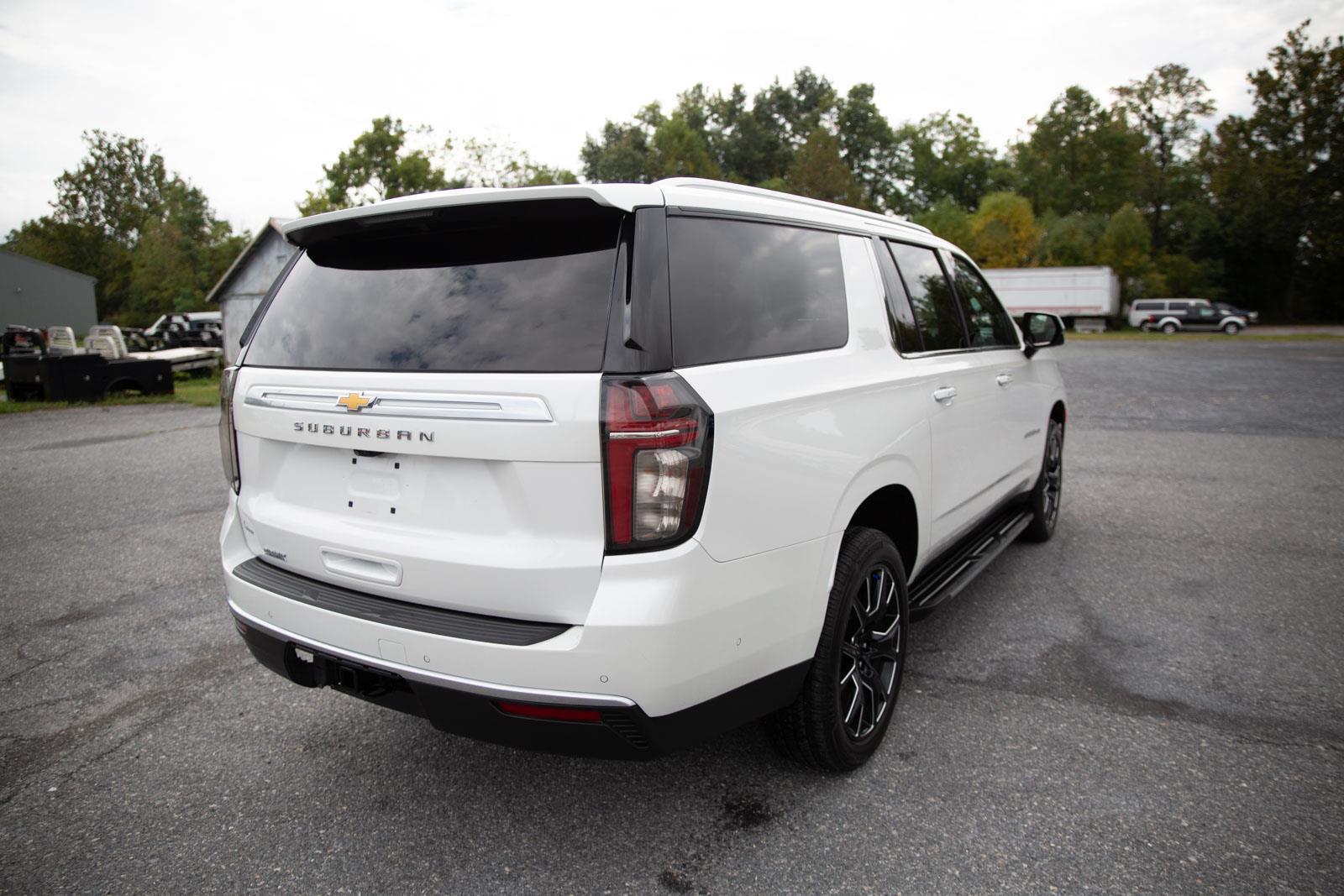 2023 Chevrolet Suburban High Country photo 3