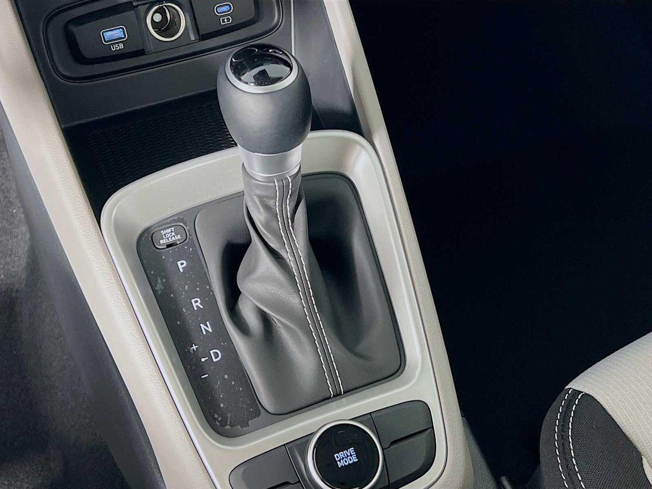 2025 Hyundai Venue SEL photo 12