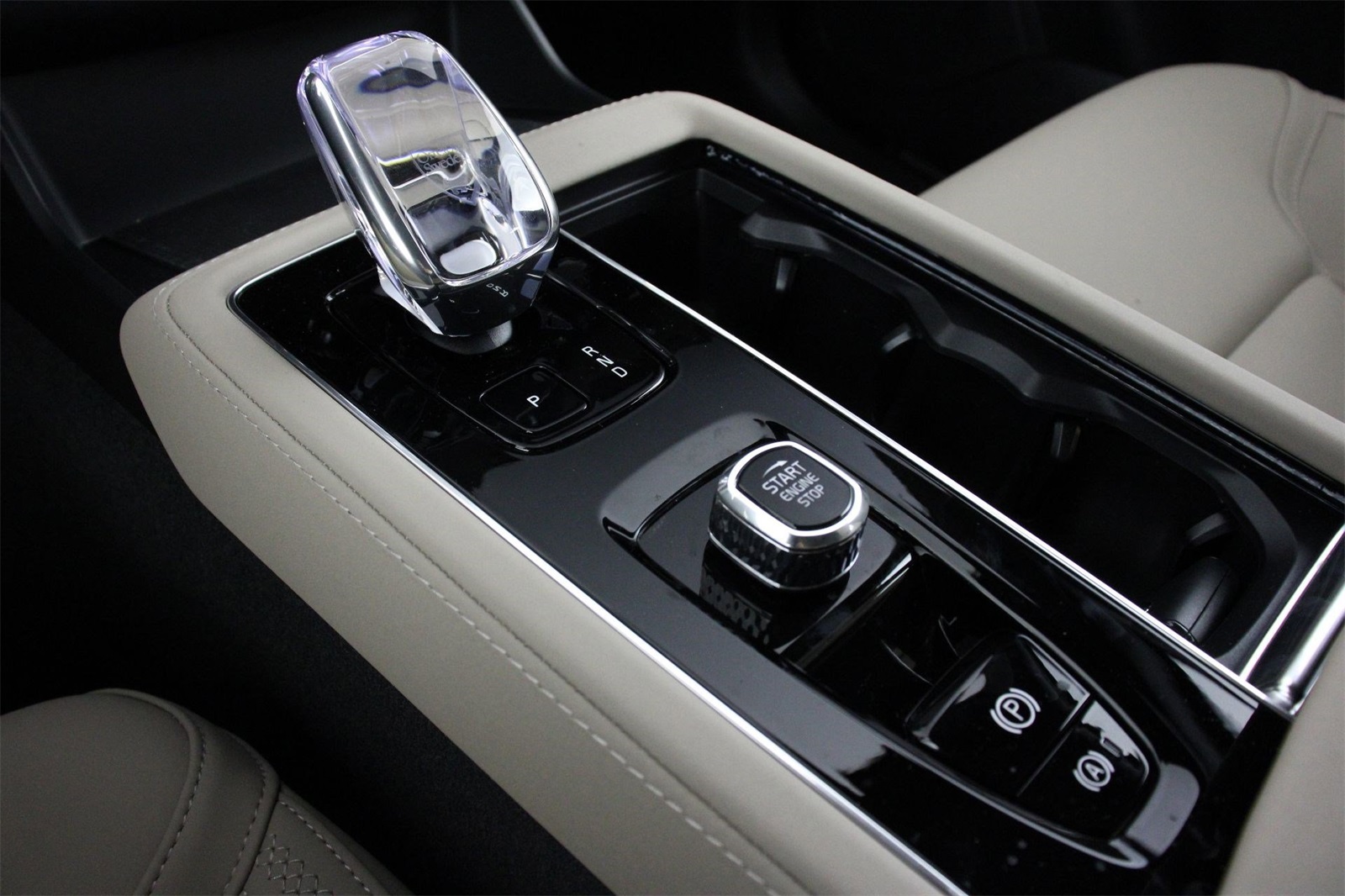2026 Volvo XC90 Core photo 4