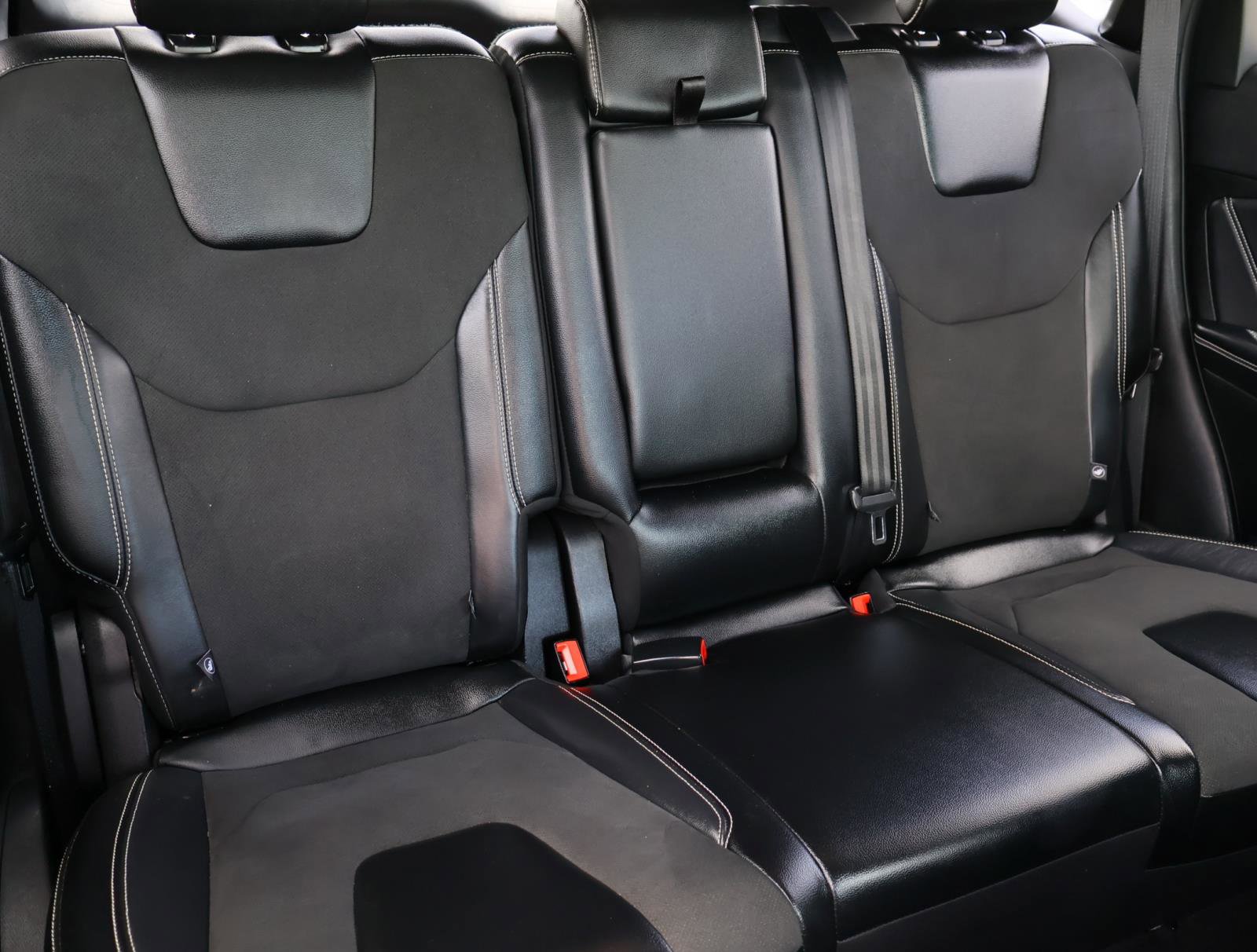 2022 Ford Edge ST photo 14