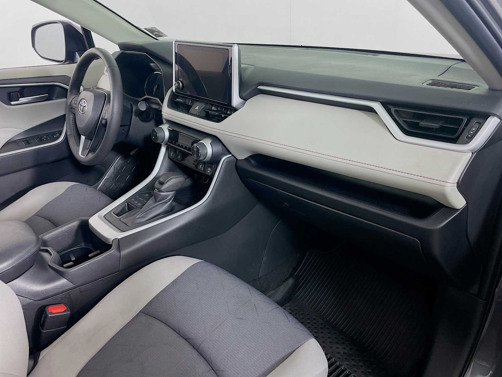 2024 Toyota RAV4 XLE photo 28