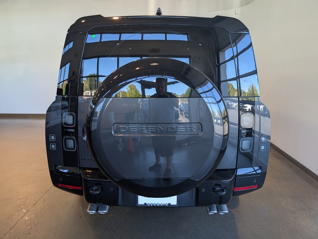 2026 Land Rover Defender photo 4