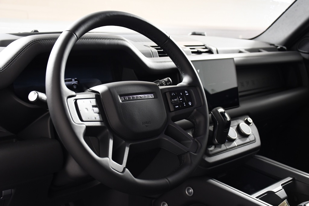 2025 Land Rover Defender 110 X-Dynamic SE photo 13